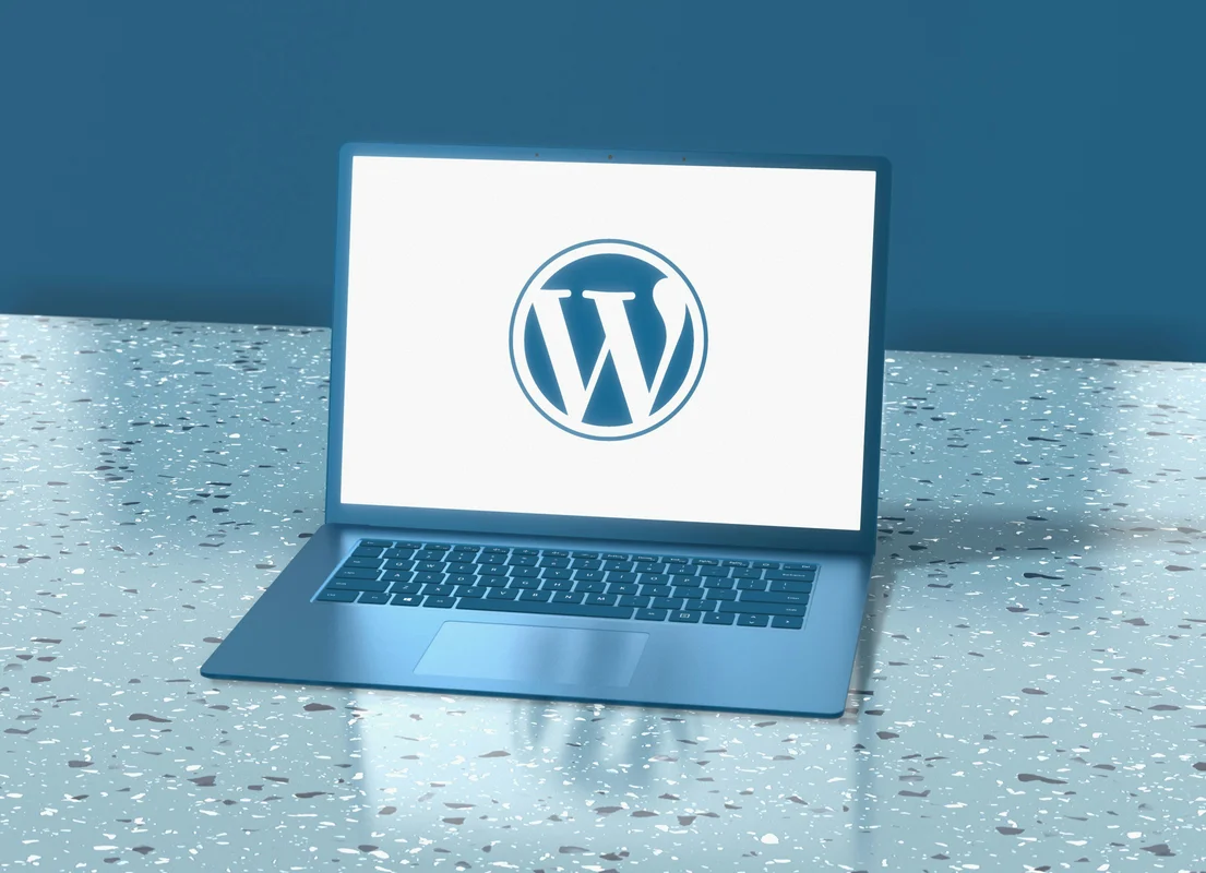 Dizüstü bilgisayarda WordPress logo ve site yönetim ekranı