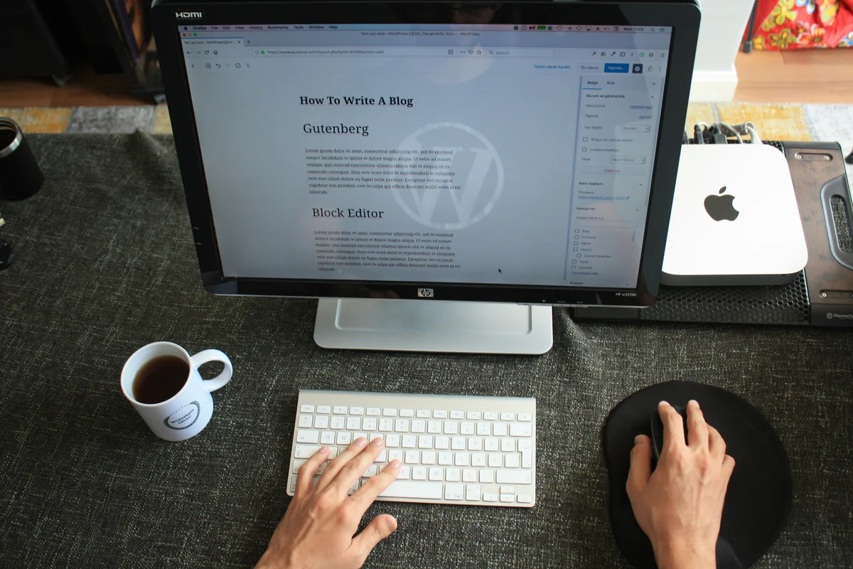 WordPress Kritik Hata Çözümü: Sitede Kritik Bir Hata Oluştu Hatası Nasıl Düzeltilir? 1 WordPress kodlama ekranı ve WP_DEBUG hata ayıklama monitörü