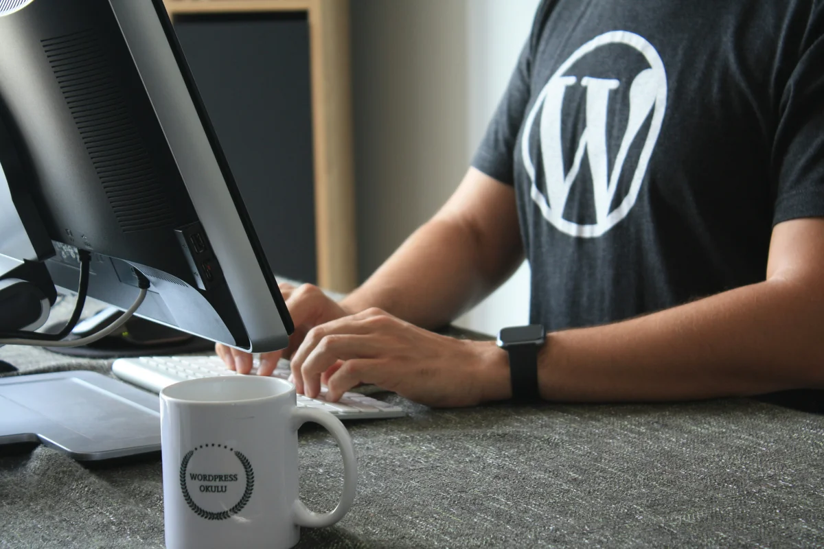 WordPress Kritik Hata Çözümü: Sitede Kritik Bir Hata Oluştu Hatası Nasıl Düzeltilir? 2 Bilgisayar başında WordPress hata tespiti ve çözümü yapan uzman