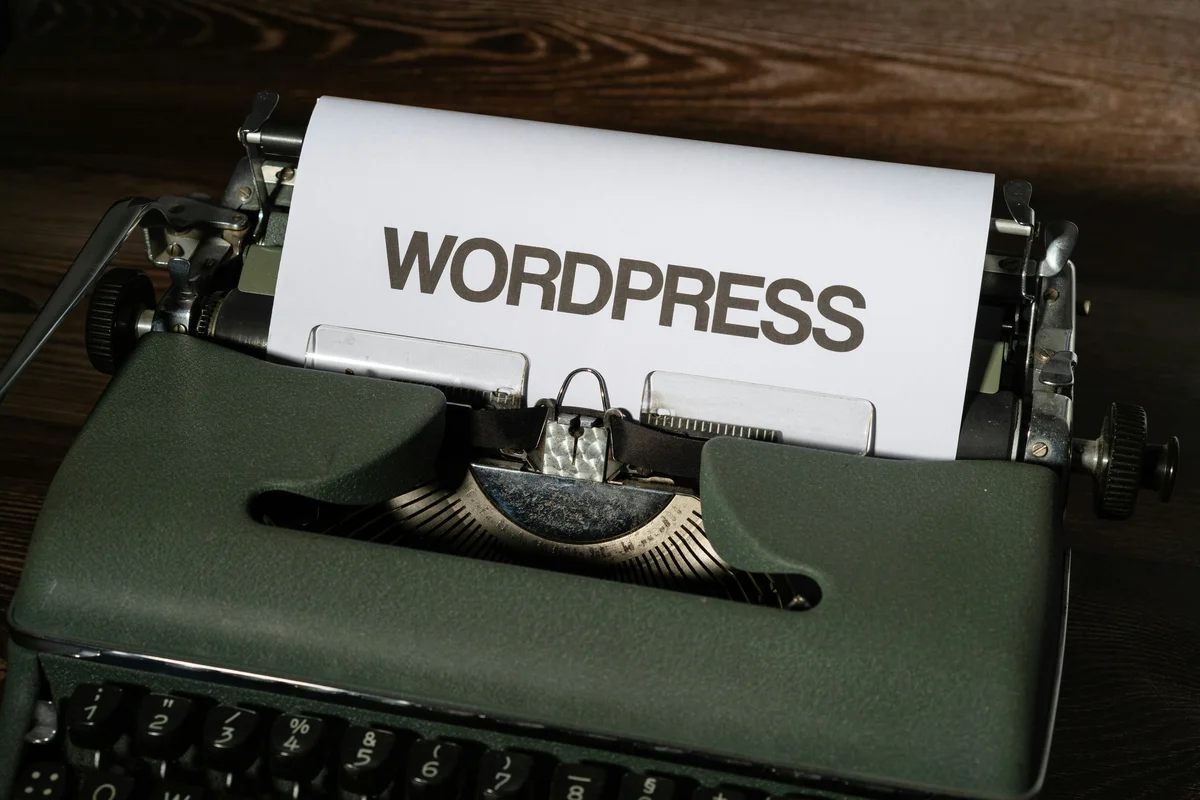 Daktilo üzerinde WordPress yazısı ve temiz kod mimarisi